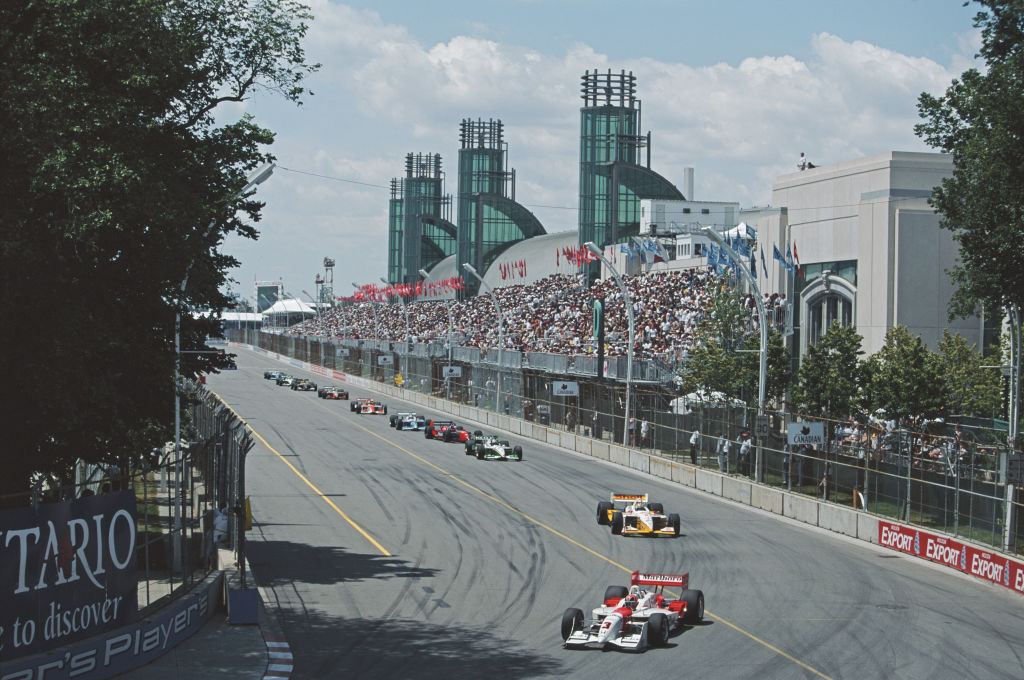 An IndyCar race going from a straightaway into a curve.