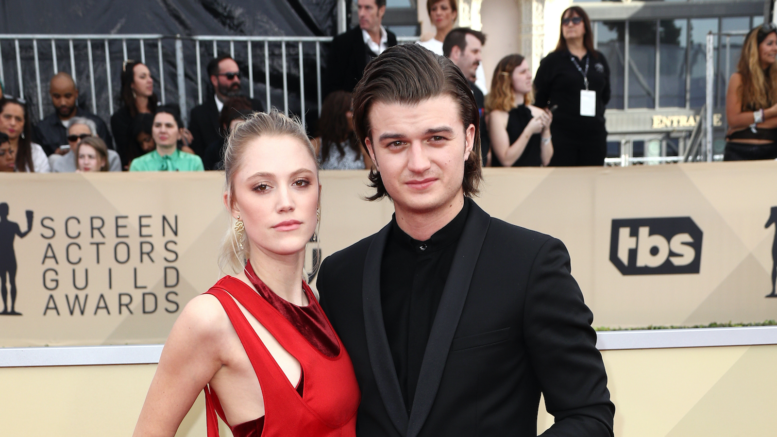 Joe Keery - Maika Monroe