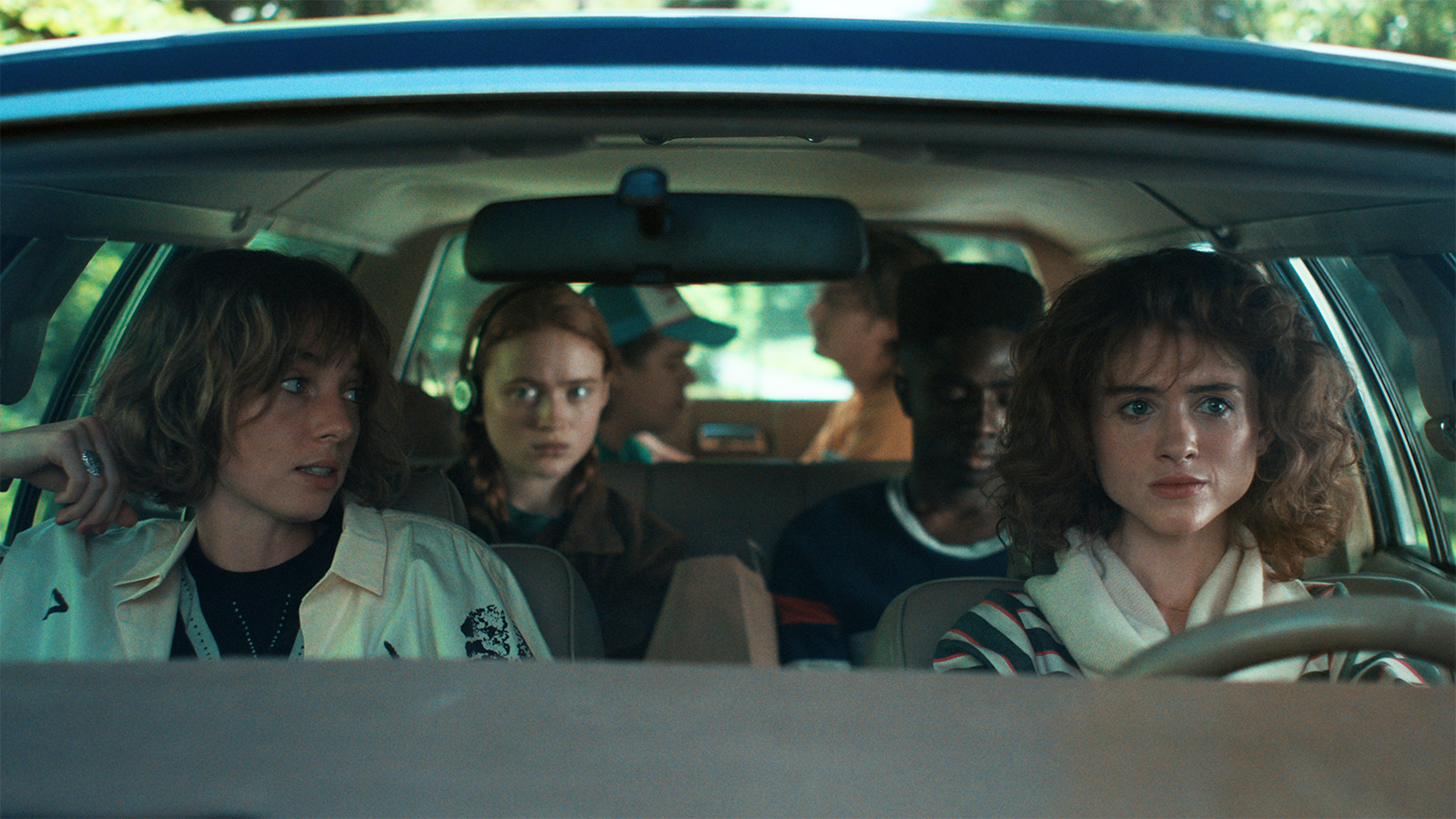 Maya Hawke as Robin Buckley, Sadie Sink as Max Mayfield, Gaten Matarazzo as Dustin Henderson, Joe Keery as Steve Harrington, Caleb McLaughlin as Lucas Sinclair, and Natalia Dyer as Nancy Wheeler in STRANGER THINGS