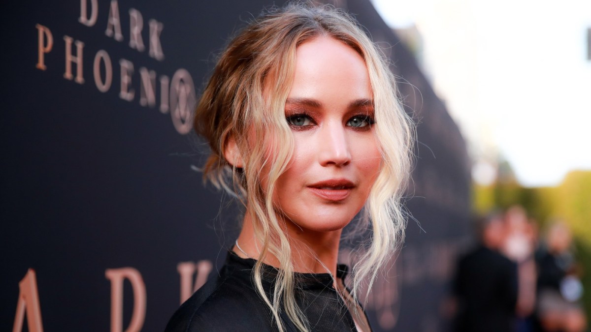 Jennifer Lawrence stuns at the red carpet premiere of 'Dark Phoenix.'