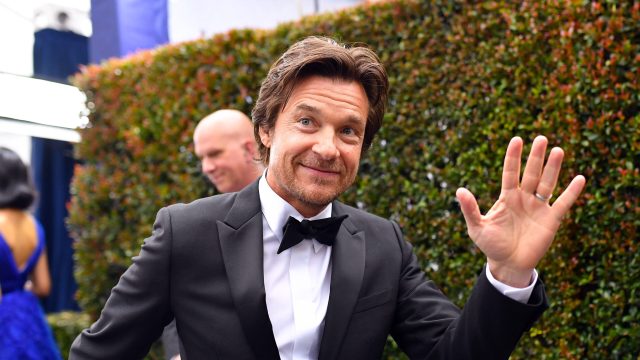 Jason Bateman attends the 26th Annual Screen Actors Guild Awards at The Shrine Auditorium on January 19, 2020 in Los Angeles, California, wearing a tuxedo, and waving