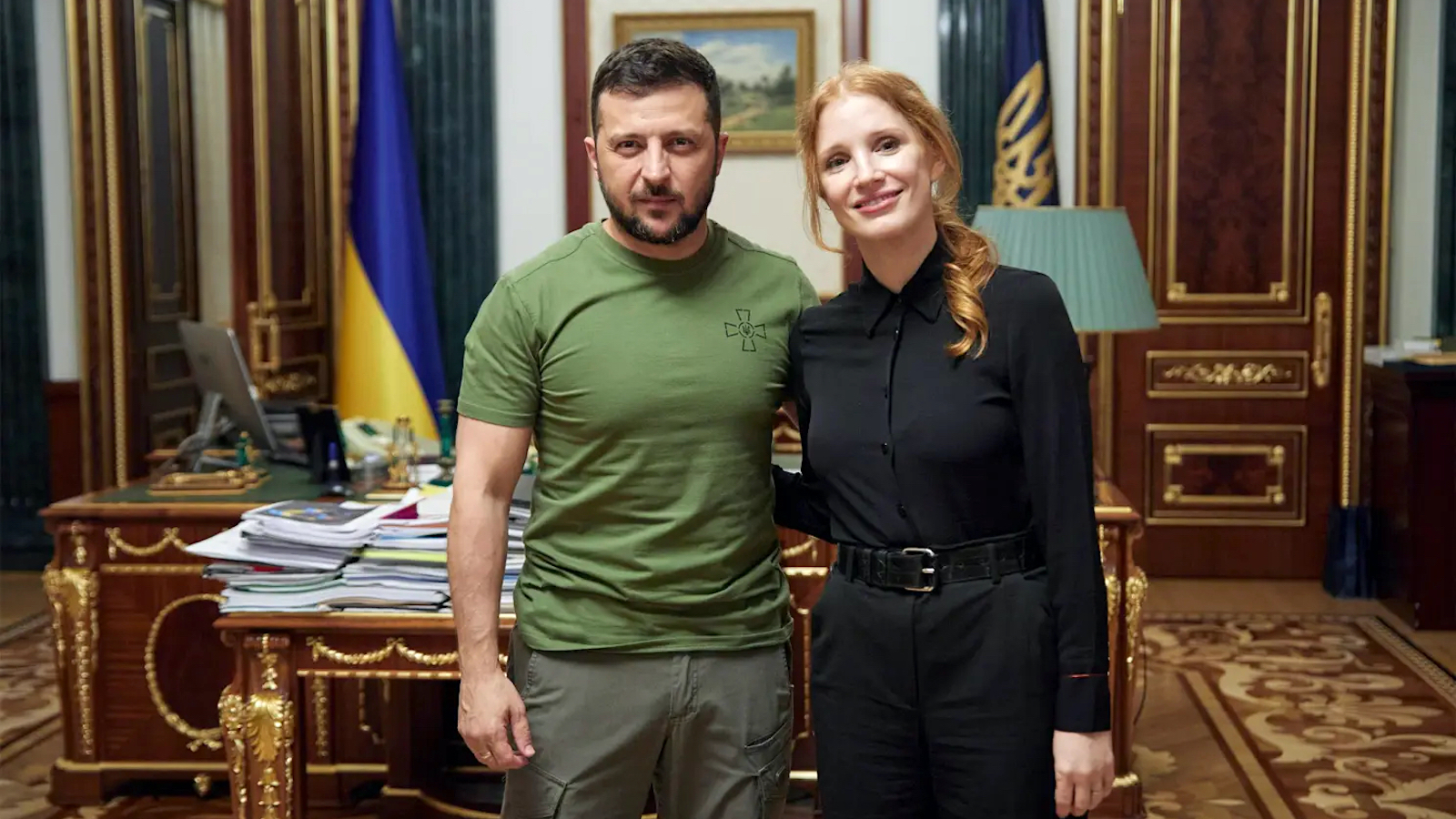 Jessica Chastain posing with Ukrainian President Volodymyr Zelensky