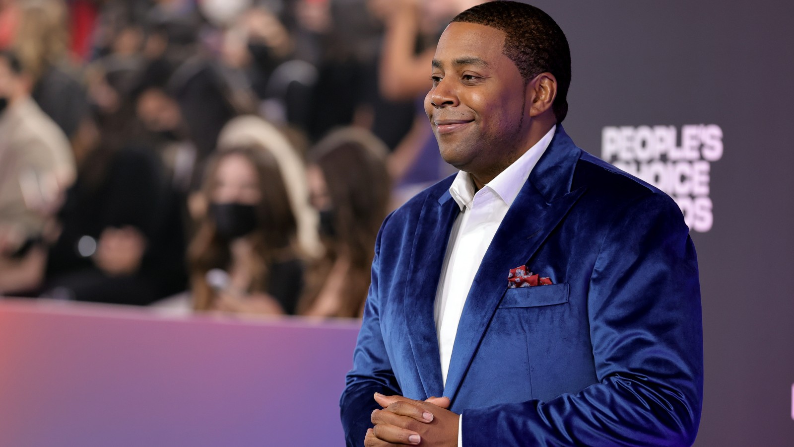 Kenan Thompson wears a blue blazer at a red carpet event.