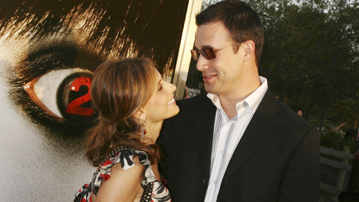 Actors Sarah Michelle Gellar (L) and husband Freddie Prinze, Jr. arrive at the premiere of Columbia Pictures' "The Grudge 2" at Knott's Scary Farm on October 8, 2006 in Buena Park, California.