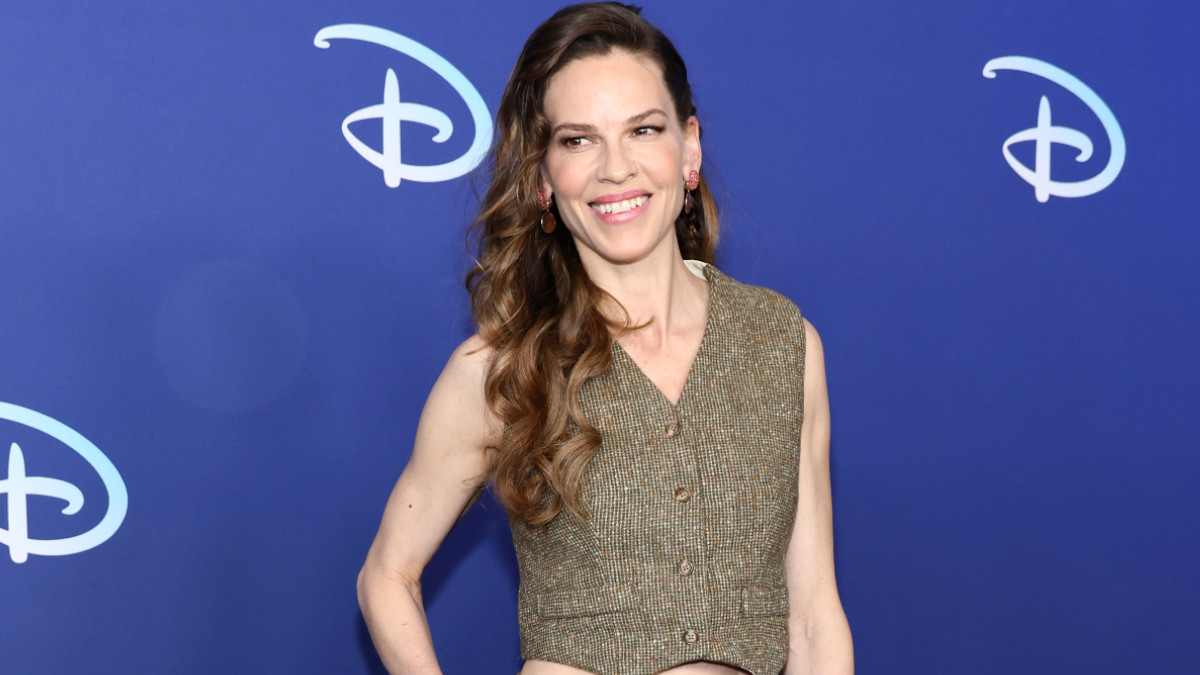 Hilary Swank attends the 2022 ABC Disney Upfront at Basketball City - Pier 36 - South Street on May 17, 2022 in New York City.