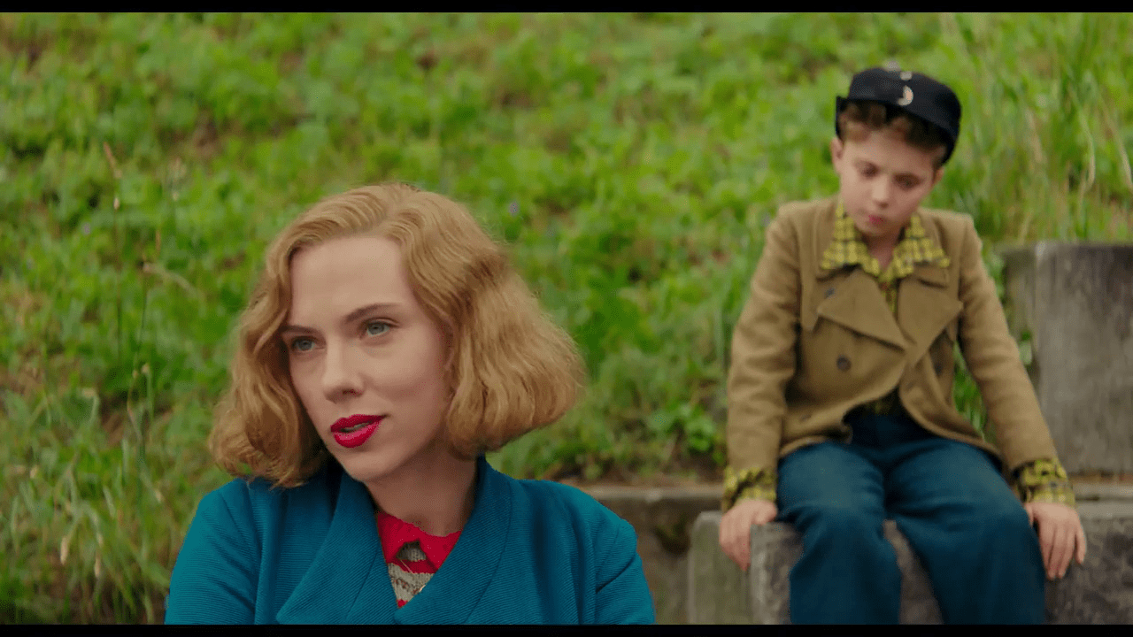 Scarlett_Johansson_Roman_Griffin_Davis_Jojo_Rabbit