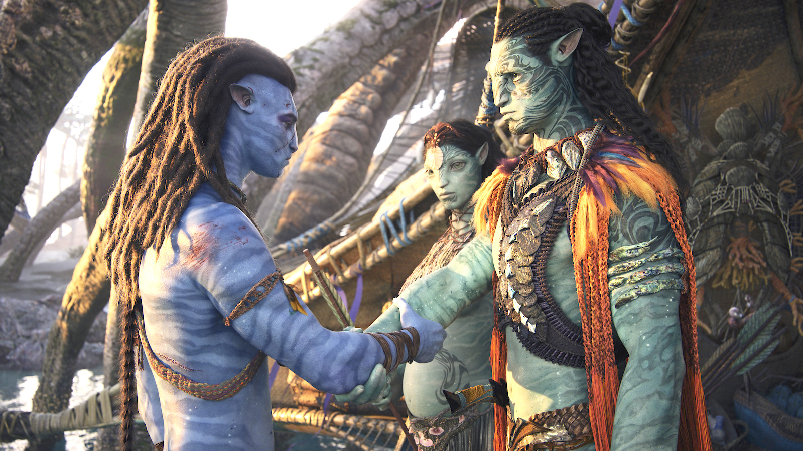 Still shot of Jake Sully with green Na'vi clan leader and a pregnant green Na'vi