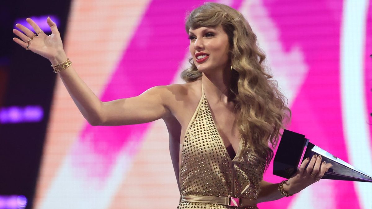 Taylor Swift attending the American Music Awards at Microsoft Theater