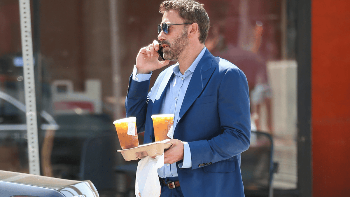 Ben Affleck ditches Dunkin' Donuts for Starbucks