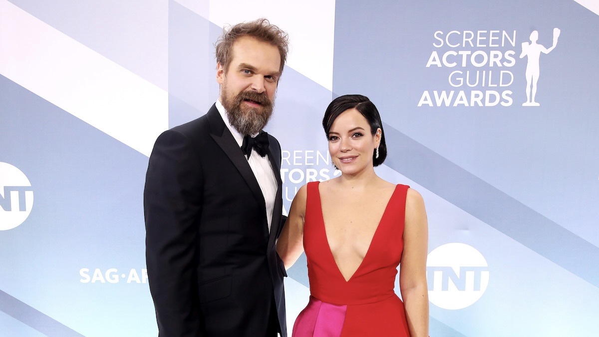 LOS ANGELES, CALIFORNIA - JANUARY 19: (L-R) David Harbour and Lily Allen attend the 26th Annual Screen Actors Guild Awards at The Shrine Auditorium on January 19, 2020 in Los Angeles, California.