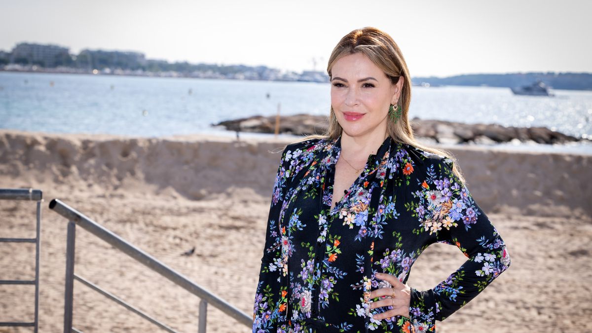 CANNES, FRANCE - OCTOBER 17: Alyssa Milano attends ‘’The Hollywood Reporter Women In Global Entertainment Lunch’’ Photocall on October 17, 2022 in Cannes, France.