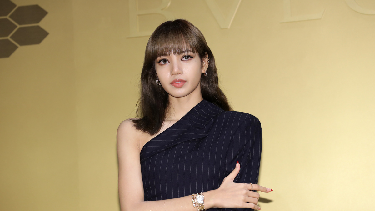 SEOUL, SOUTH KOREA - OCTOBER 29: Lisa aka Lalisa Manoban of South Korean girl group BLACKPINK attends the photocall for the BVLGARI 'Serpenti Seduttori' launch event on October 29, 2019 in Seoul, South Korea.