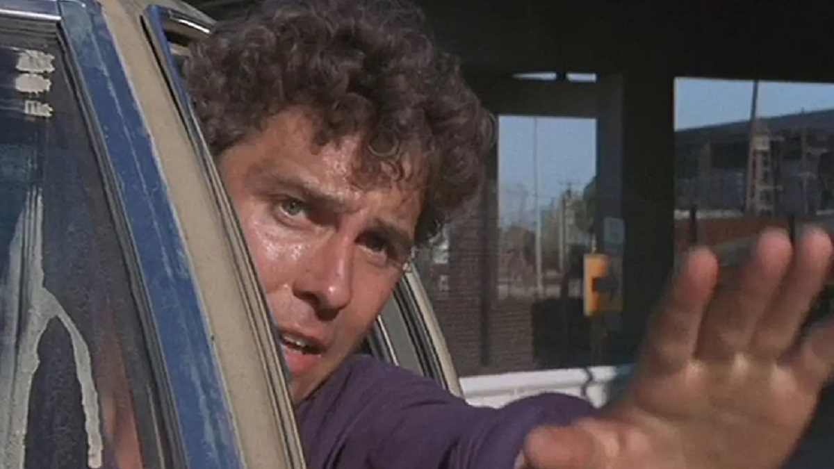 William Petersen leaning out of a car window in To Live And Die In L.A.