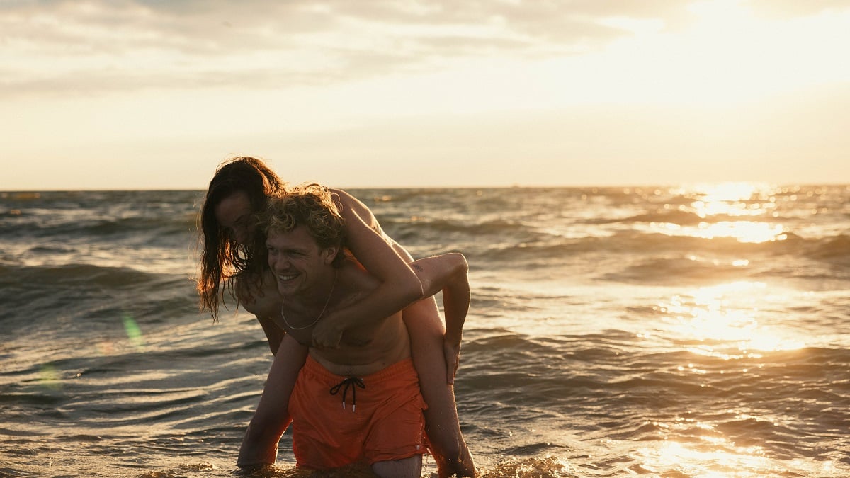 (L to R) Gaite Jansen as Luna & Martijn Lakemeier