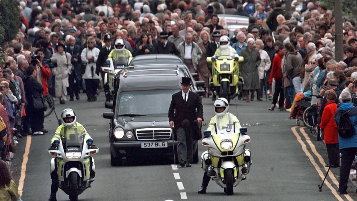 The funeral of murdered TV presenter Jill Dando, Weston-Super-Mare, 21st May 1999. Crowds pay their respects as the cortege travels through her home town. 