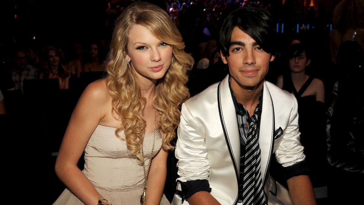 LOS ANGELES, CA - SEPTEMBER 07: Singers Taylor Swift and Joe Jonas at the 2008 MTV Video Music Awards at Paramount Pictures Studios on September 7, 2008 in Los Angeles, California. (Photo by Jeff Kravitz/FilmMagic) 