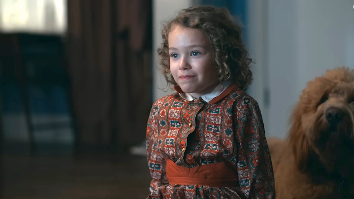 A young actress with tight curly hair playing Mad Zott in Apple TV Plus 'Lessons in Chemistry'